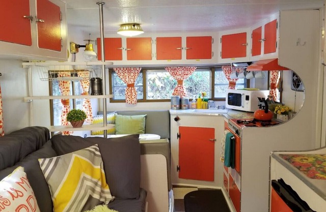 Glamping in einem 1965er Vintage Camper