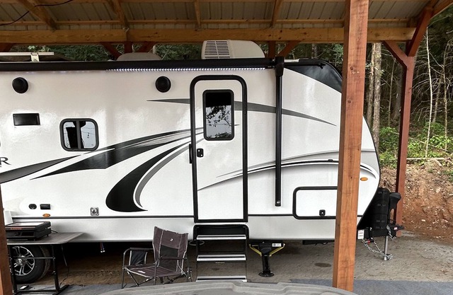 Glamping in the Trees with view pet friendly