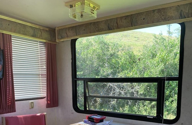 Glamping on the creek, minutes from city amenities