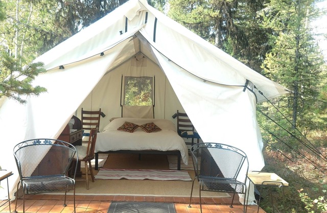 Glamping tent 1, remote with Glacier Park Mountain views. 5mins from Polebridge