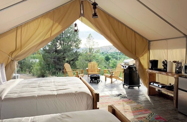 Glamping Zelt Nr. 8 im East Zion Resort (zwei Queensize-Betten)