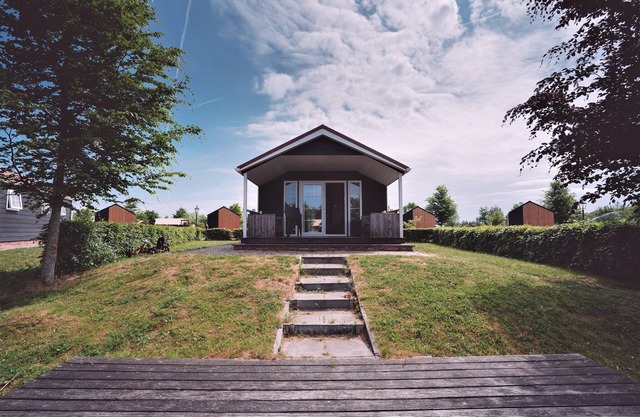 Schönes Haus mit Veranda und Steg