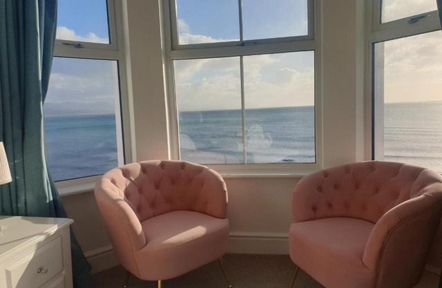 Glan y Mor, Sleeps 20, 8 Bedrooms, 8 Bathrooms, Seafront, Criccieth