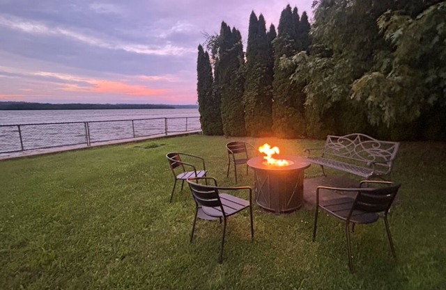 Glasco Waterfront Oasis/10 min from HITS