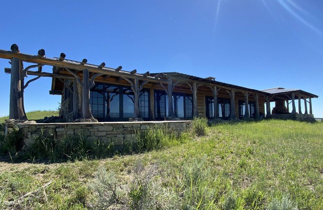 Glass Cottage Overlooking Beartooth Mountain Range
