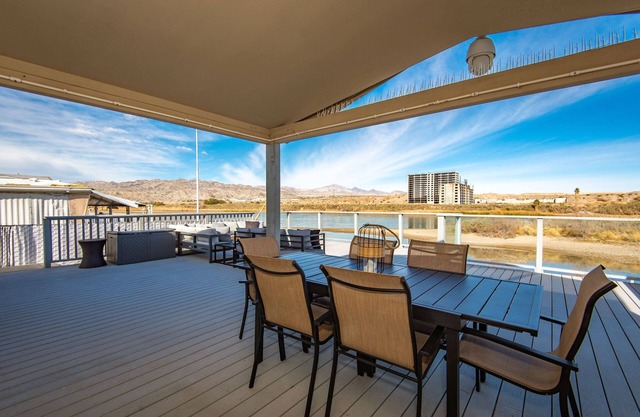 Glass deck, dogs, sandy beach, private dock