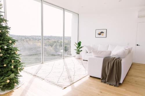 Glass Home with Views, Hot Tub, FREE EV Charging!