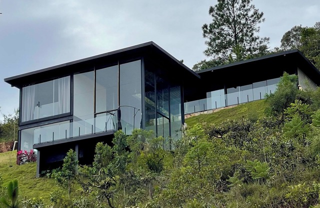 Glass house on the mountain in Macacos, close to waterfalls and ecological trails