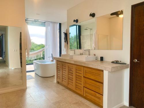 GLASS JUNGLE VILLA with amazing green views -10 min DT