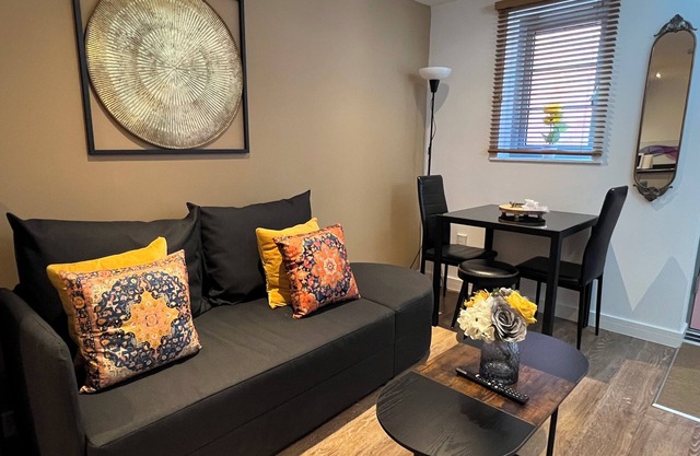 Glastonbury Hidden Passage, 1 Bedroom Split-Level Apt, Sleeps 3