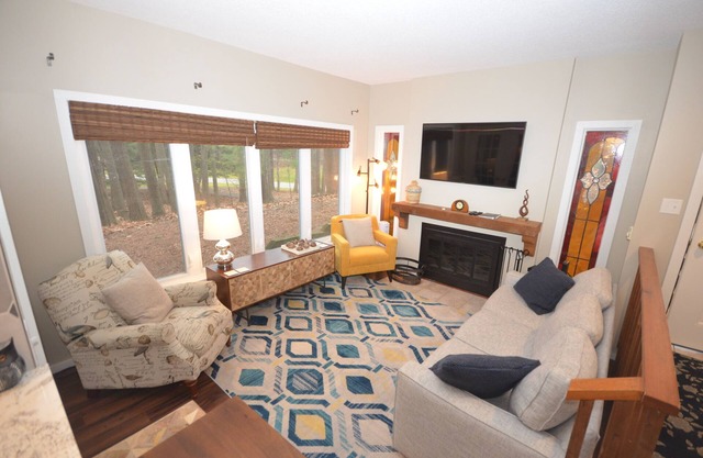 Glen Arbor condo in the woods w/ screened porch, A/C, washer/dryer