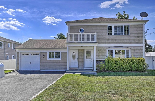 Glen Cove Home: Walk to Boardwalk + Dining!