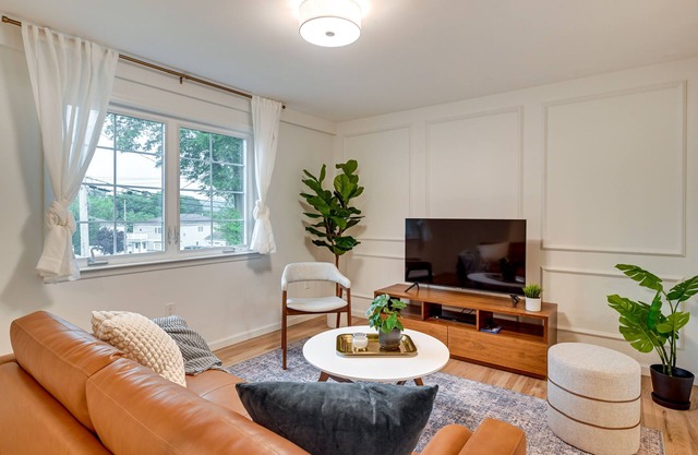 Glen Cove Vacation Rental < 1 Mi to Downtown!