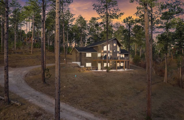 Glen Hollow Lodge- 4 miles Deadwood, Hot Tub , Paved Roads