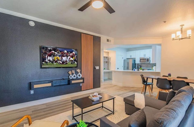 Relaxed 2BD in West Gate with Stadium KingBed WD Parking