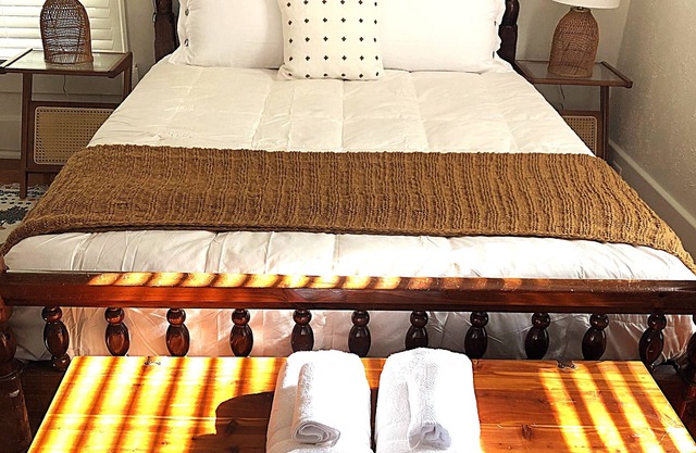 Glenn Falls Cottage with spectacular treetop views and access to the Glen Falls!