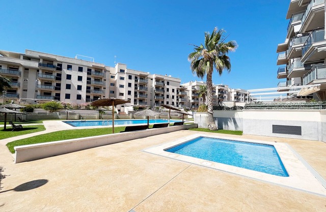Global Properties: Apartment with large terrace in Canet