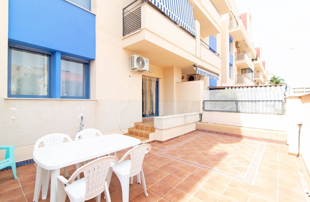Global Properties: Apartment with large terrace on Canet beach