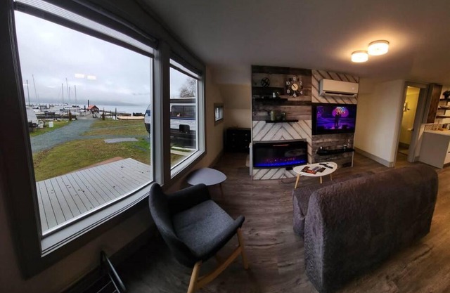 GLOBALSTAY. Paradice Marina Place