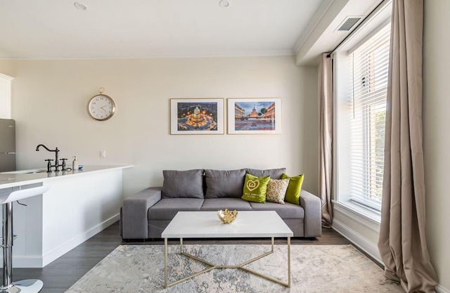 Simply Comfort. Iconic Rideau 1Bd Unit. Balcony. Free Parking