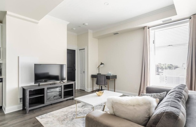 Simply Comfort. Rideau Private Apartment w Kingsize bed. Parking.