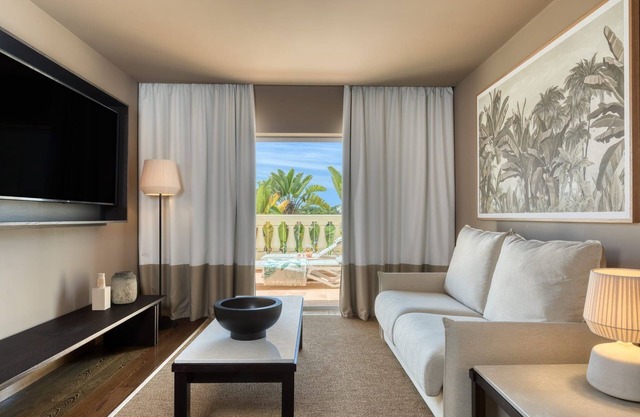Glorious Vilamoura Apartment | Apartment Julius | 2 Bedroom Suite | Furnished Balcony | Shared Outdoor and Indoor swimming pool | Shared Fitness Centre and Sauna | Common Lounge and Garden | Praia Da Falésia, Apartado