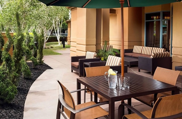 Gloucester Berkeley Rose Garden! 3 Family-friendly Suites w/ Starbucks & Parking