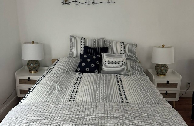 Gloucester, MA. LARGE 2 room studio with deck, Fully Furnished on a quiet street