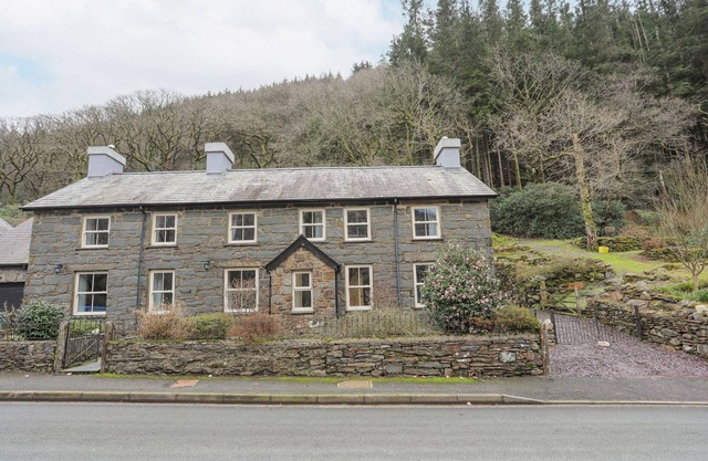 GLYN AWEL, pet friendly, country holiday cottage in Beddgelert