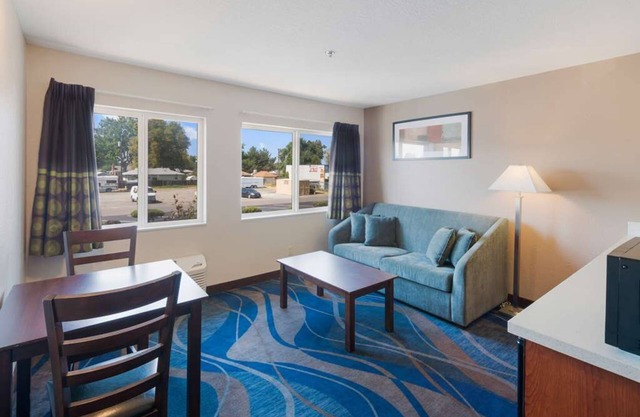 Go fishing or boating at Columbia River! 2 Large Units with Free Parking Onsite!