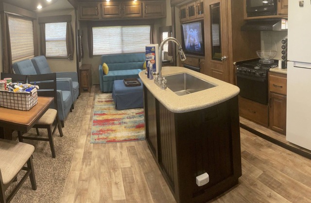 Ufergegend Lake Conroe, Luxus-Wohnmobil, Modell 2016, bringen Sie einfach Koffer
