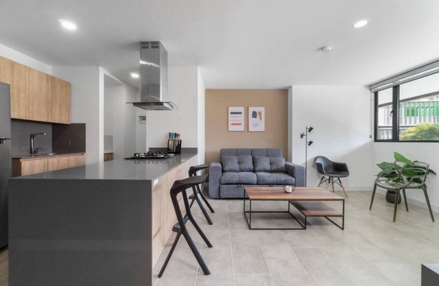 Go Living 203 · Cozy Apt near Milla de Oro with AC, GYM & Co-work