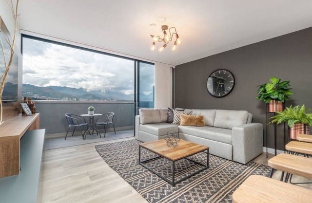 Go Living 708 · Luxury Apt-balcony and city view-AC and coworking