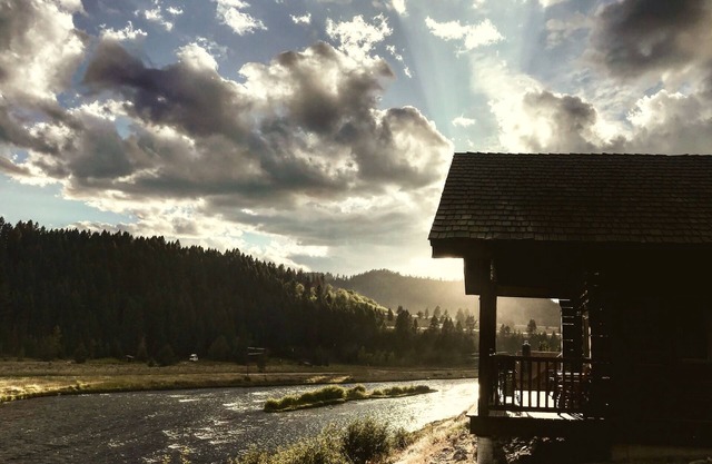 Gottes Schönheit ist grenzenlos! BUCHEN SIE FÜR DIE HERBSTLICHE FLUSSLAGE! GEHEN SIE ZU YNP!