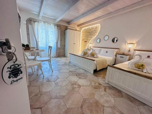 Godano Rooms