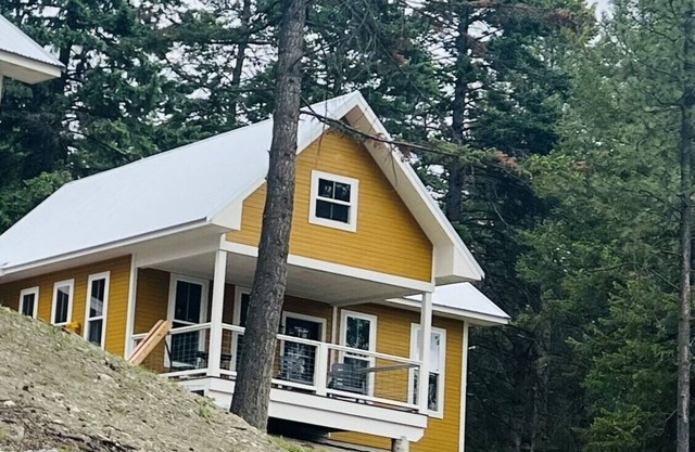 Enchanting cabin with WiFi in Lakeside