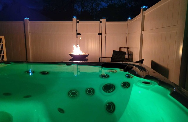 Gold Anchor Cottage - private hot tub getaway!