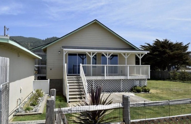 Gold Beach Bluff House at Nesika Beach