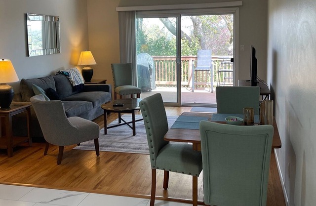 Gold Country Peaceful Setting, Comfort-Private 2 Bedroom, 1 Acre Near Shopping
