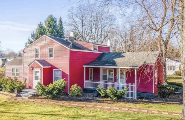 Golden Retreat | Near Downtown Ypsilanti