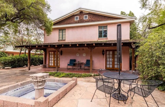 Golden 4BR – UofA & DT Stay, Your Spring Retreat!