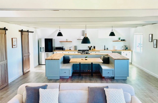 Golden Eagles Nest, luxurious space, near JT Park