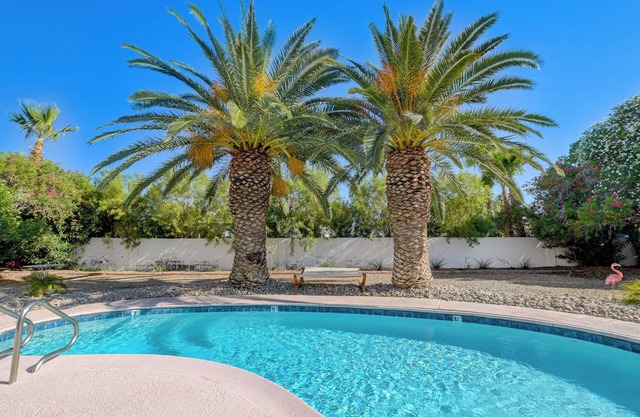 GOLDEN ERA VINTAGE BEAUTY, 3BD/2BTH w/Pool + Spa + Gorgeous Jetted Tub