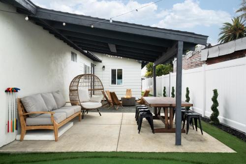 *Golden Getaway* 5 Beds/8 Minutes to Downtown