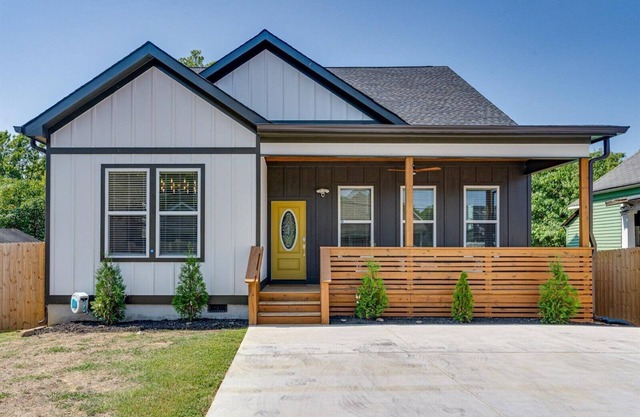 Golden Luxury Living in Downtown Chattanooga: Pet Friendly & Fenced Yard