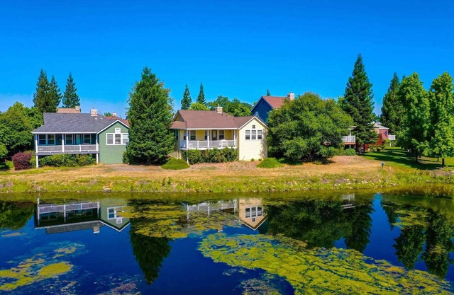Golden Rule Cottage-located on golfcourse