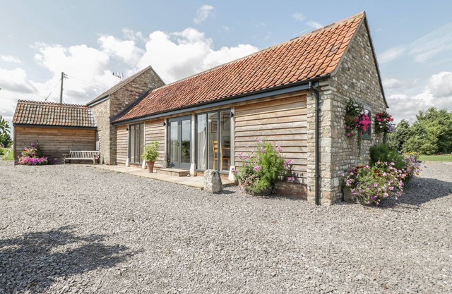 GOLDEN VALLEY BARN, family friendly in Oldbury-On-Severn