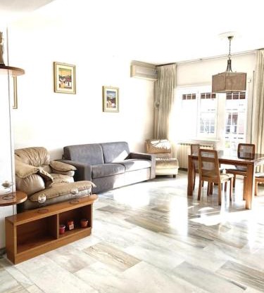 Golden Valley House 4-8 pax - box auto Metro B1 Conca D'oro treno Val d'Ala