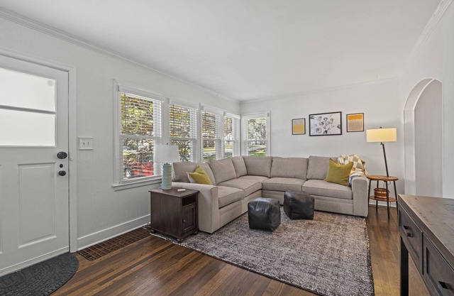 Goldfinch - Large Home + Walkable + Fire Pit