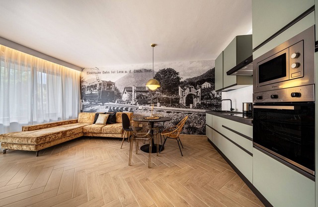 goldfinger individual Apartment mit Bergblick, Pool, WLAN, Balkon & Garten